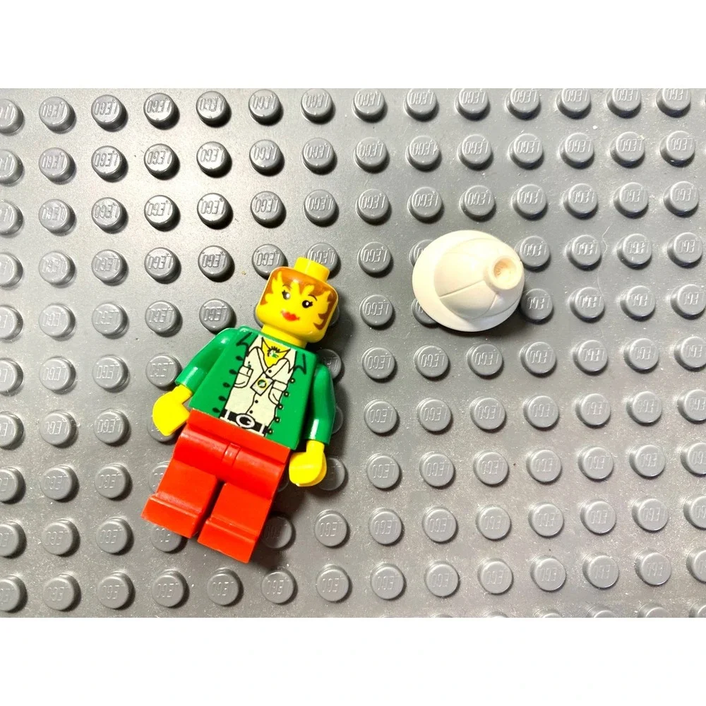 LEGO Minifigure ADV044 Adventurers Jungle Miss Gail Storm White Pith Helmet
